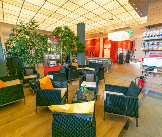 Loungebereich Body Up Ottobrunn Das Bild zeigt unsere Loung, die zum gemütlichen Zusammensitzen und Kaffeetrinken einläd.