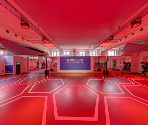 Kursraum im Body Up Fitnessstudio Ottobrunn Das Bild zeigt einen unserer Kursräume. Eine moderne Raumgestaltung, sowie eine gute Sound und Lichttechnik macht sorgt für ein besonderes Feeling im Kurs.