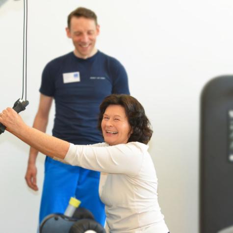 Kundin auf Kinesis Kraftgerät 