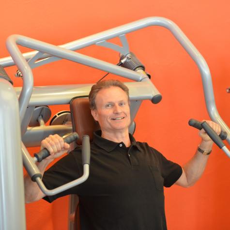 Mann über 50 Jahre glücklich beim Krafttraining