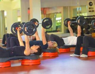 Gesunde Muskeln Mitglieder trainieren mit Gewichten