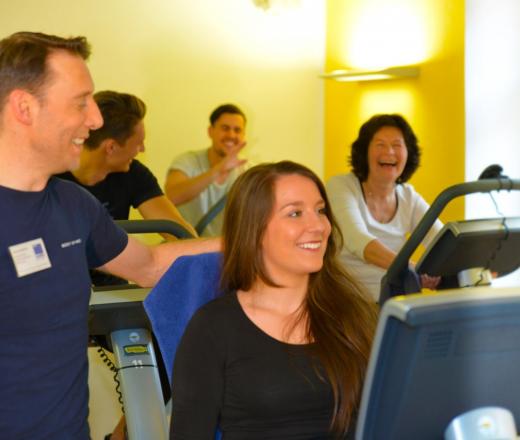 Cardio im Body Up Sendling Kunden mit Coach im Ausdauerbereich auf dem Fahrrad