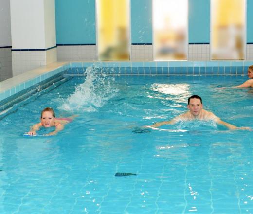 Kunden schwimmen im Schwimmbad im Body Up Sendling