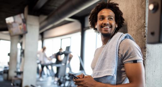 Junger Mann trainiert im Body Up
