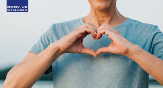 Frau ist gesund und zufrieden, weil sie regelmäßig trainiert