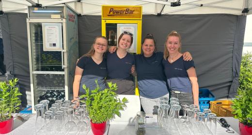 Bild von 4 Frauen aus dem Team am Getränkeausschank