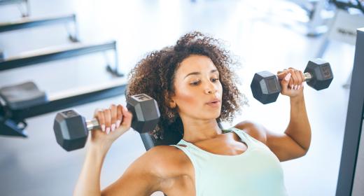 Frau mit Hanteln in der Hand