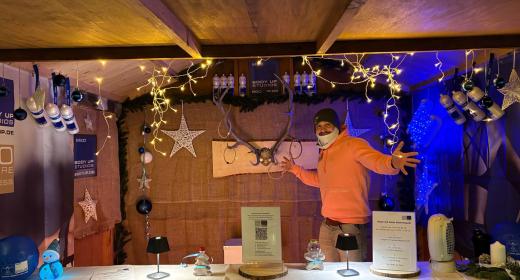 Body Up Trainer zeigt auf das Weihnachtsgewinnspiel am Weihnachtsstand