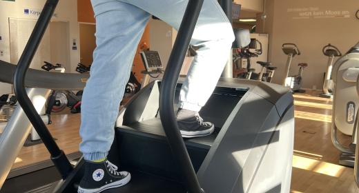 Frau auf Stairmaster
