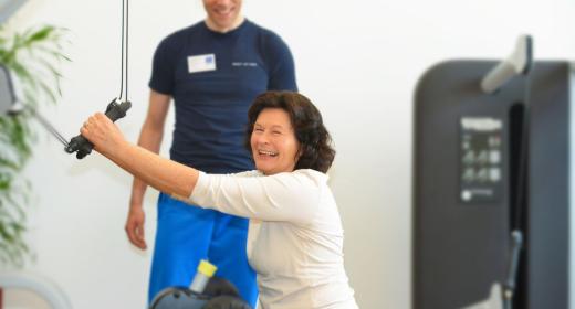 Kundin auf Kinesis Kraftgerät 