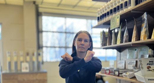Frau in Abwehrjaltung