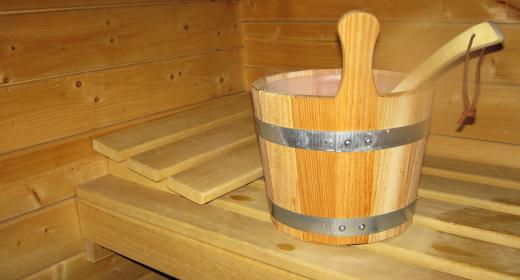 Saunabank mit Aufgusseimer