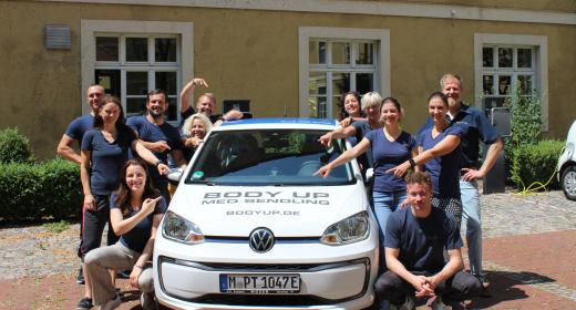 Unser Body Up Team mit dem Body Up Auto