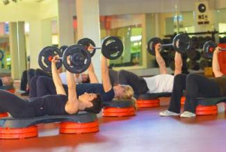 Gesunde Muskeln Mitglieder trainieren mit Gewichten