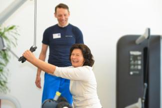 Kundin auf Kinesis Kraftgerät 