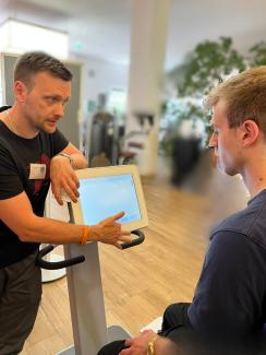 Trainer erklärt das Beckenbodentraining