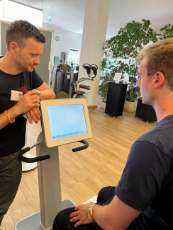 Beckenbodentraining unter Anleitung von Trainer