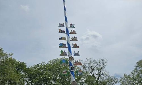 Maibaum am Luise-Kiesselbach-Platz