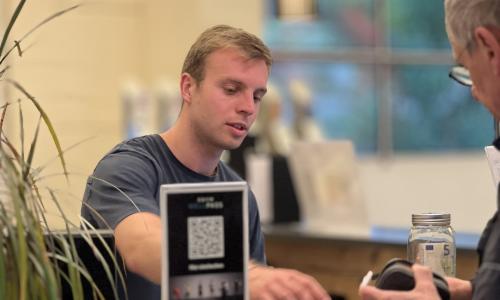 Ein mensch am Empfang