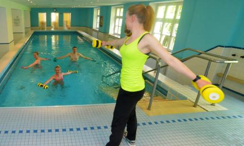 Schwimmbad mit Aquatrainerin und Kursteilnehmer im Body Up Sendling