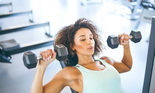 Frau mit Hanteln in der Hand