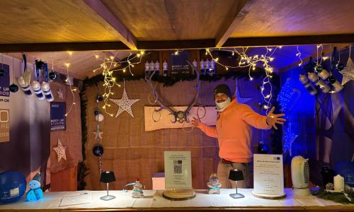 Body Up Trainer zeigt auf das Weihnachtsgewinnspiel am Weihnachtsstand