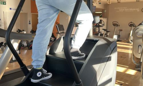 Frau auf Stairmaster