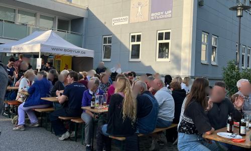 menschen vor Studio