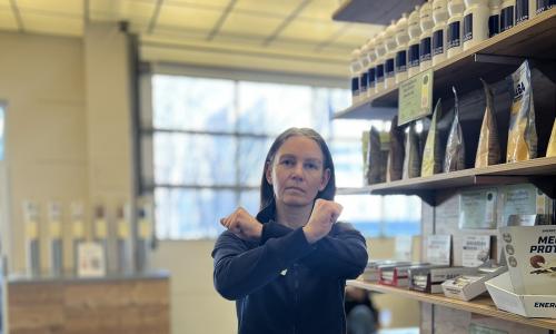 Frau in Abwehrjaltung
