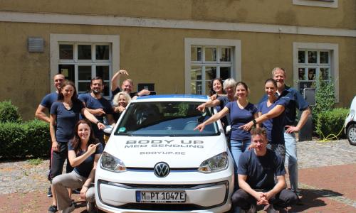 Unser Body Up Team mit dem Body Up Auto