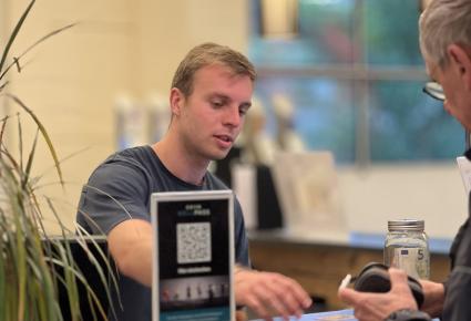 Ein mensch am Empfang