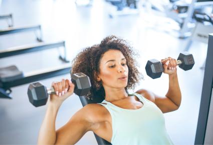 Frau mit Hanteln in der Hand