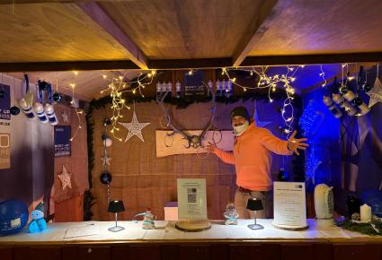 Body Up Trainer zeigt auf das Weihnachtsgewinnspiel am Weihnachtsstand